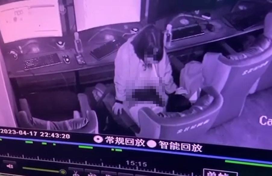中國年輕情侶在網咖上演活春宮，監視器畫面遭外流。（翻攝自網路）