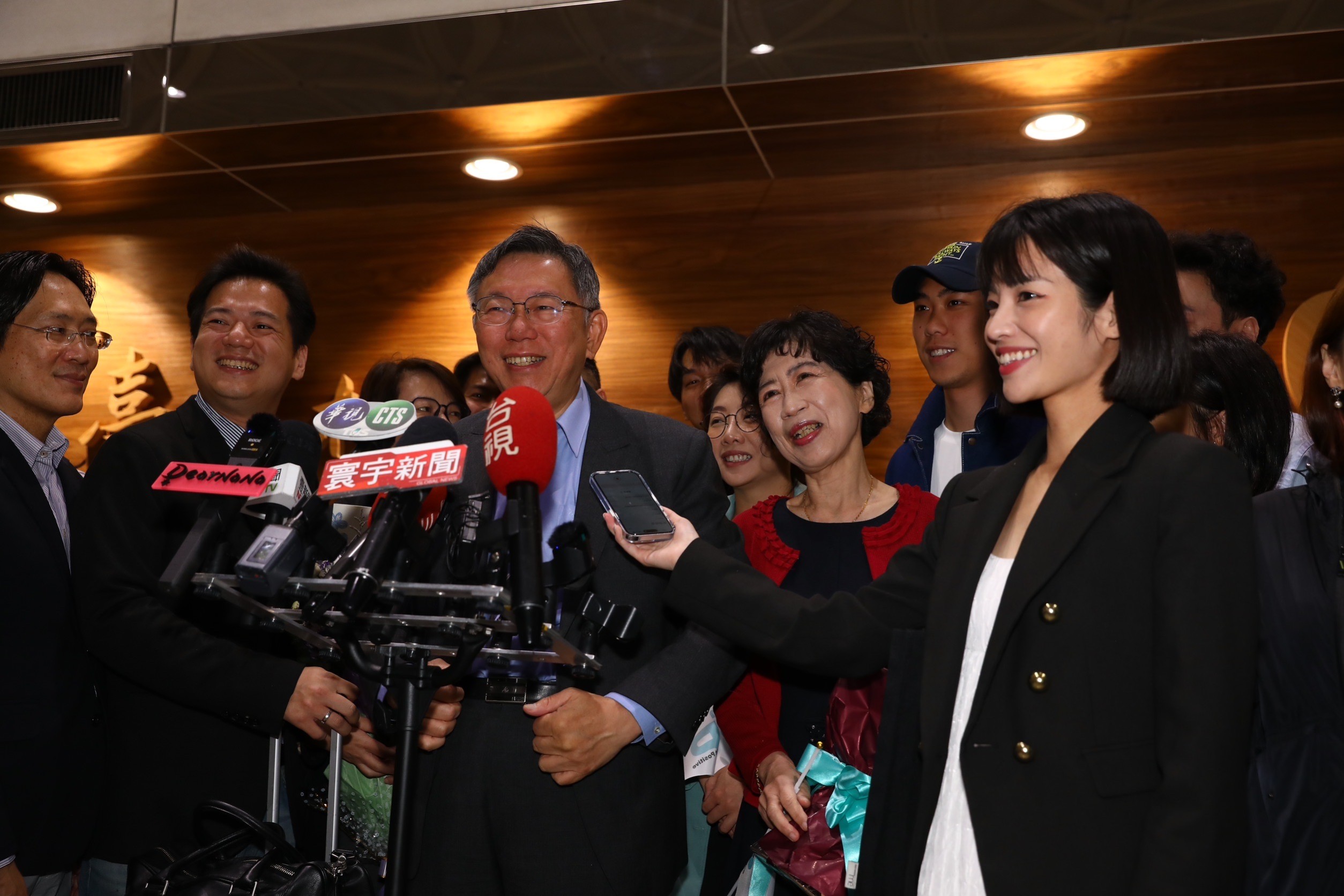 柯文哲預計明天就會去領表登記參選總統，520之前會對外說明。