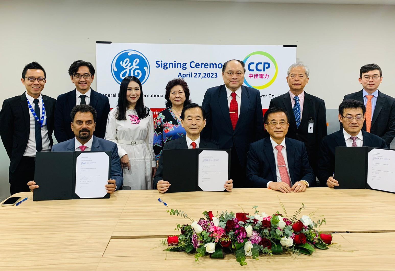 中佳電力27日下午於新加坡與美國奇異集團簽署電廠主體統包合約,總合約金額約150億元。(中佳電力提供)
