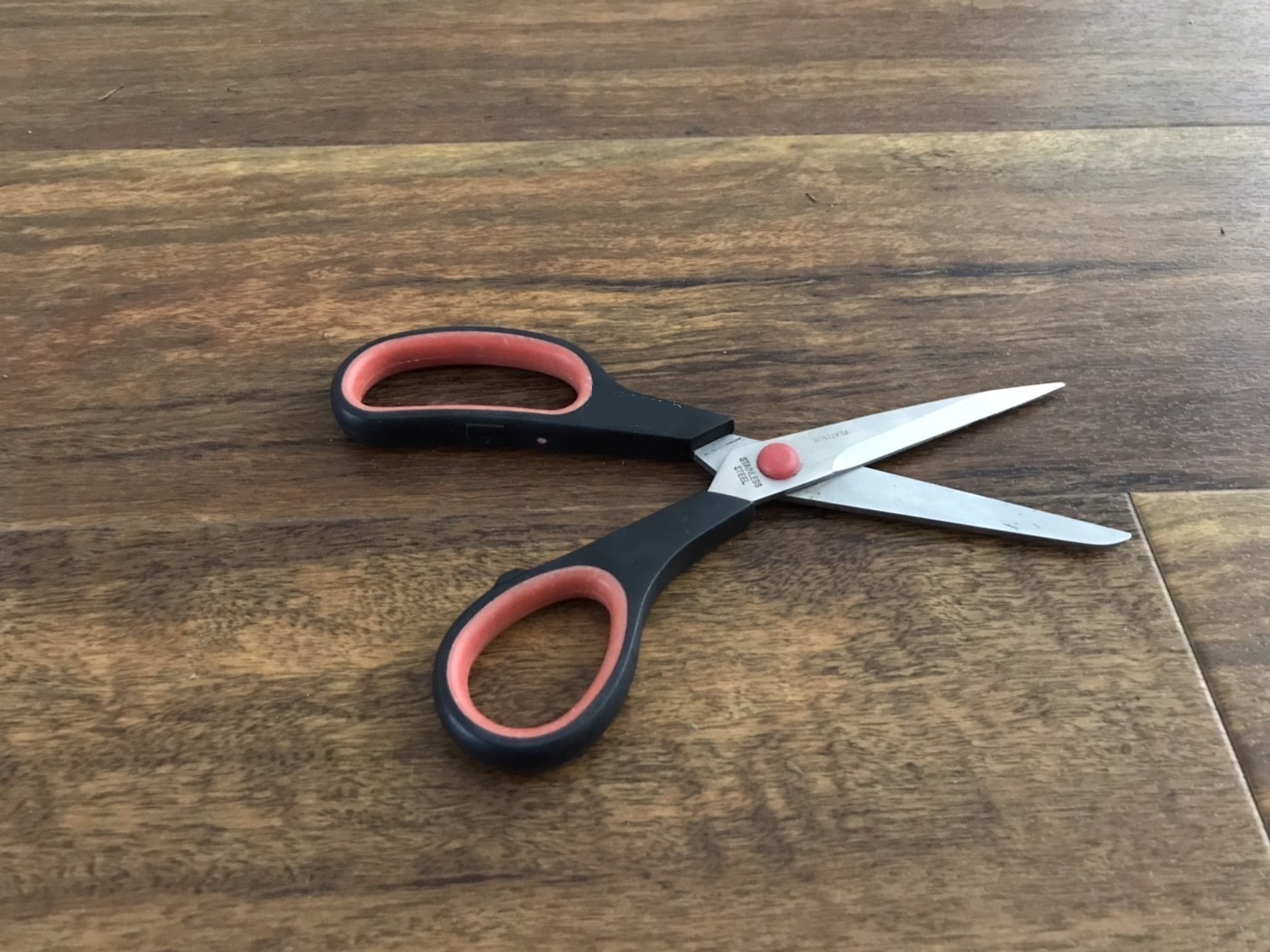 總務主任被控用剪刀恐嚇、霸凌2名學生。（人本教育基金會提供）