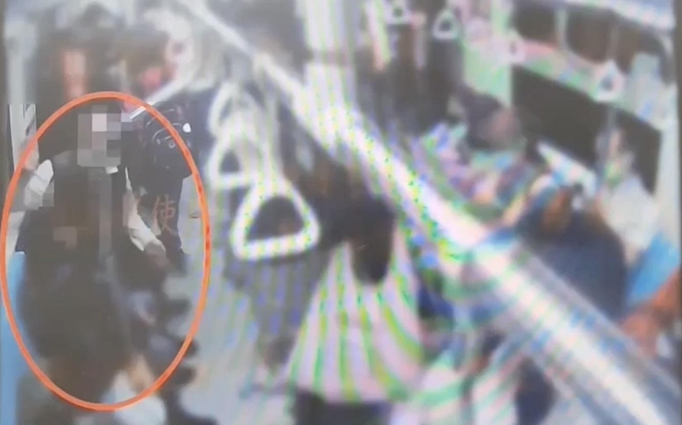 趙男不滿陳男詢問是否飲酒,在捷運上公然施暴。(翻攝畫面)