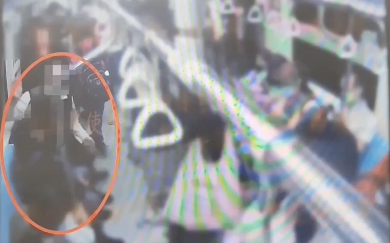 趙男不滿陳男詢問是否飲酒，在捷運上公然施暴。（翻攝畫面）