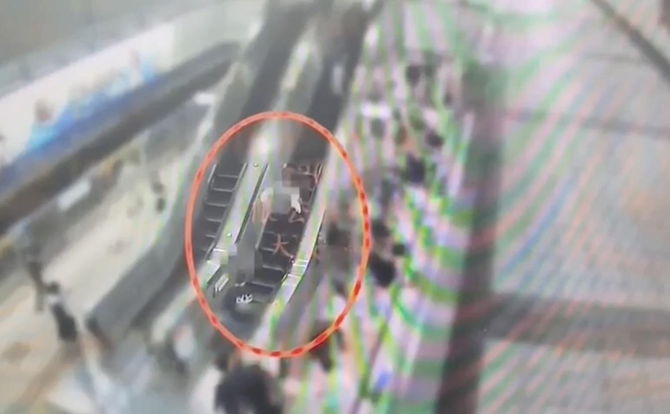 陳男一路尾隨下車的趙男,並向捷運警察報案。(翻攝畫面)