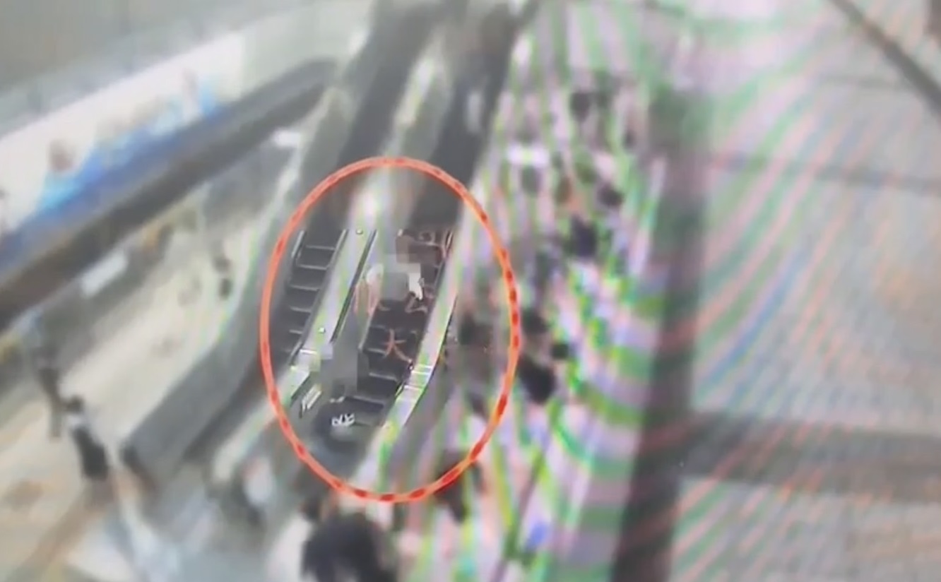陳男一路尾隨下車的趙男,並向捷運警察報案。(翻攝畫面)