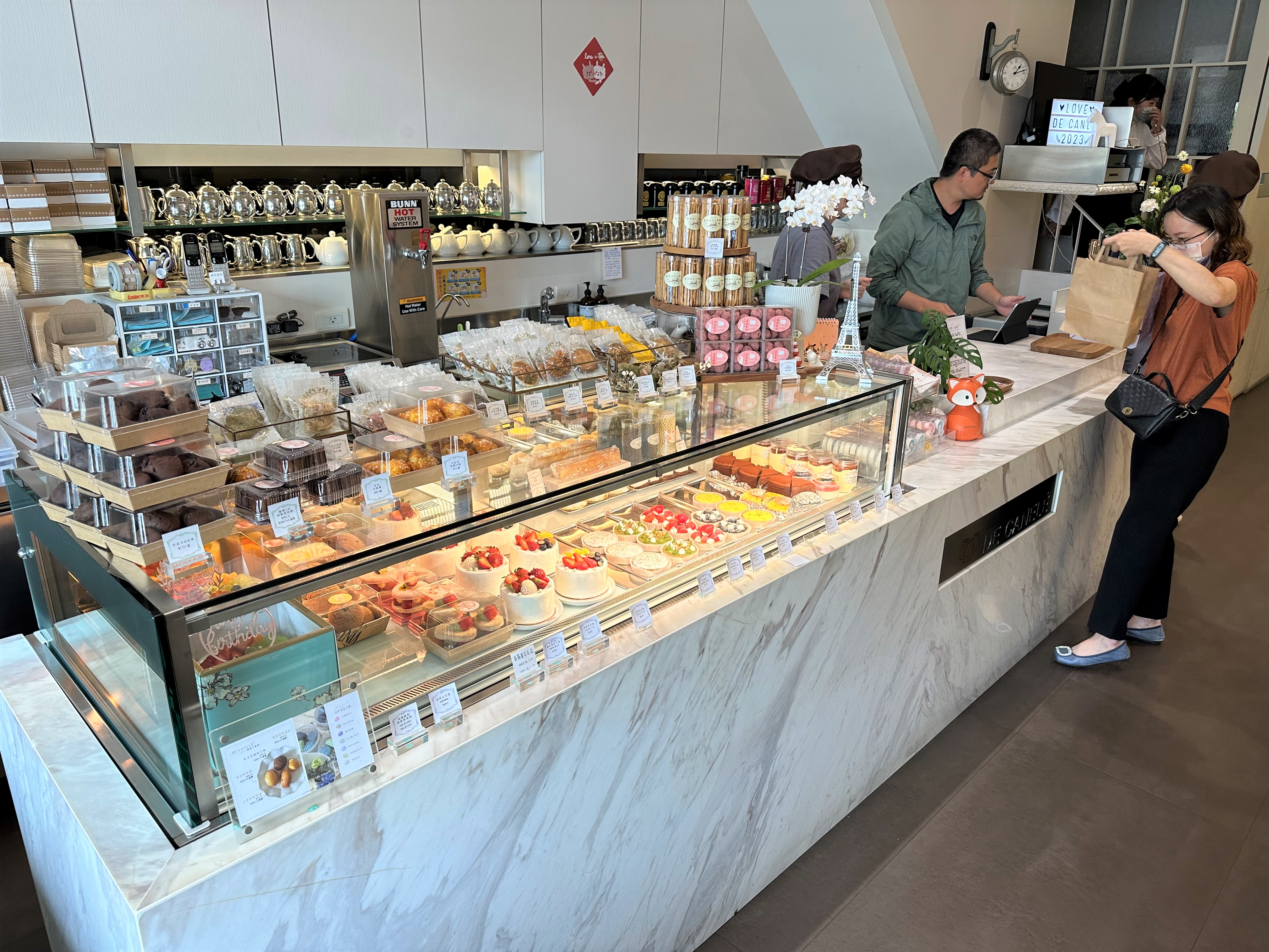 店家主打法式水果塔和經典甜點。