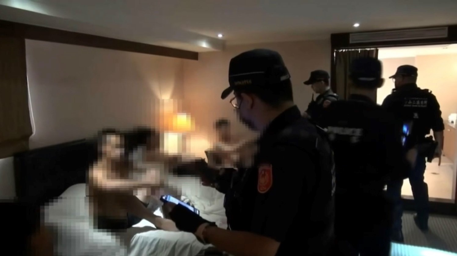 警方在旅館4人房中查獲7人，經查得知其中5人是遭軟禁的詐騙集團豬仔。（翻攝畫面）
