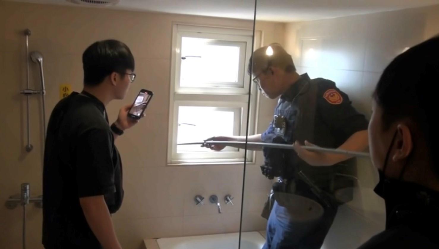 警方在旅館房間窗台發現遭扔棄的毒品,以長鉤將毒品撿回查辦。(翻攝畫面)