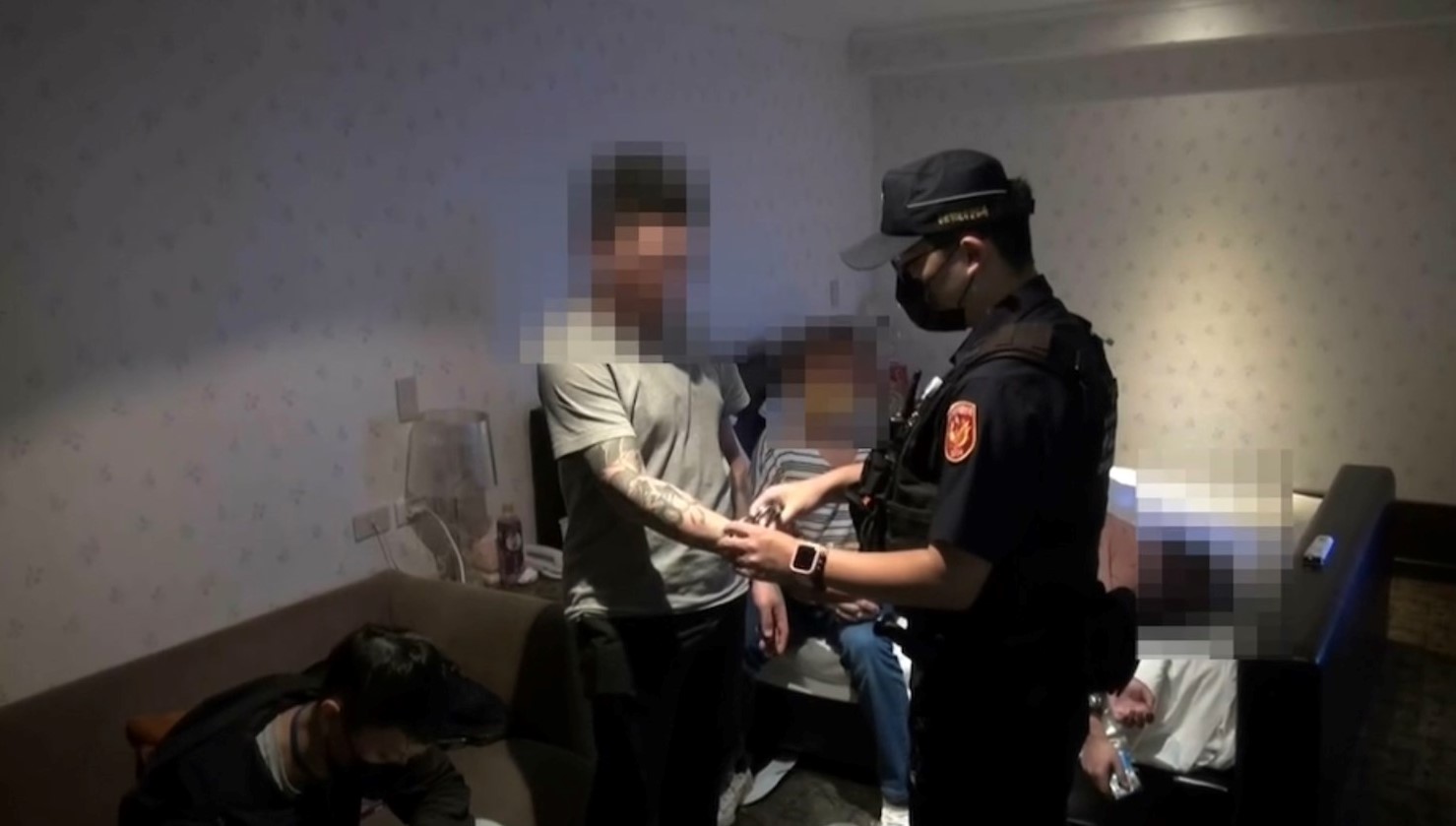 警方將在場7人全都上銬帶回警局偵辦。(翻攝畫面)