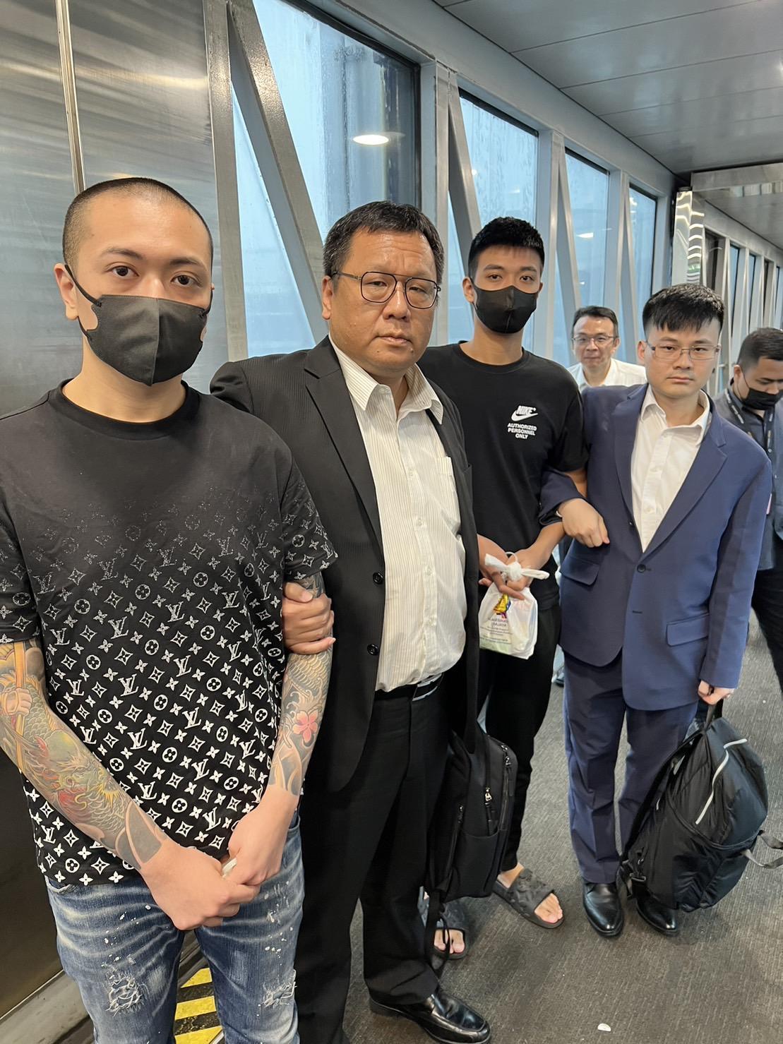 刑事局派員至馬國將綽號「鯨魚」的林京履押解回台。(刑事局提供)