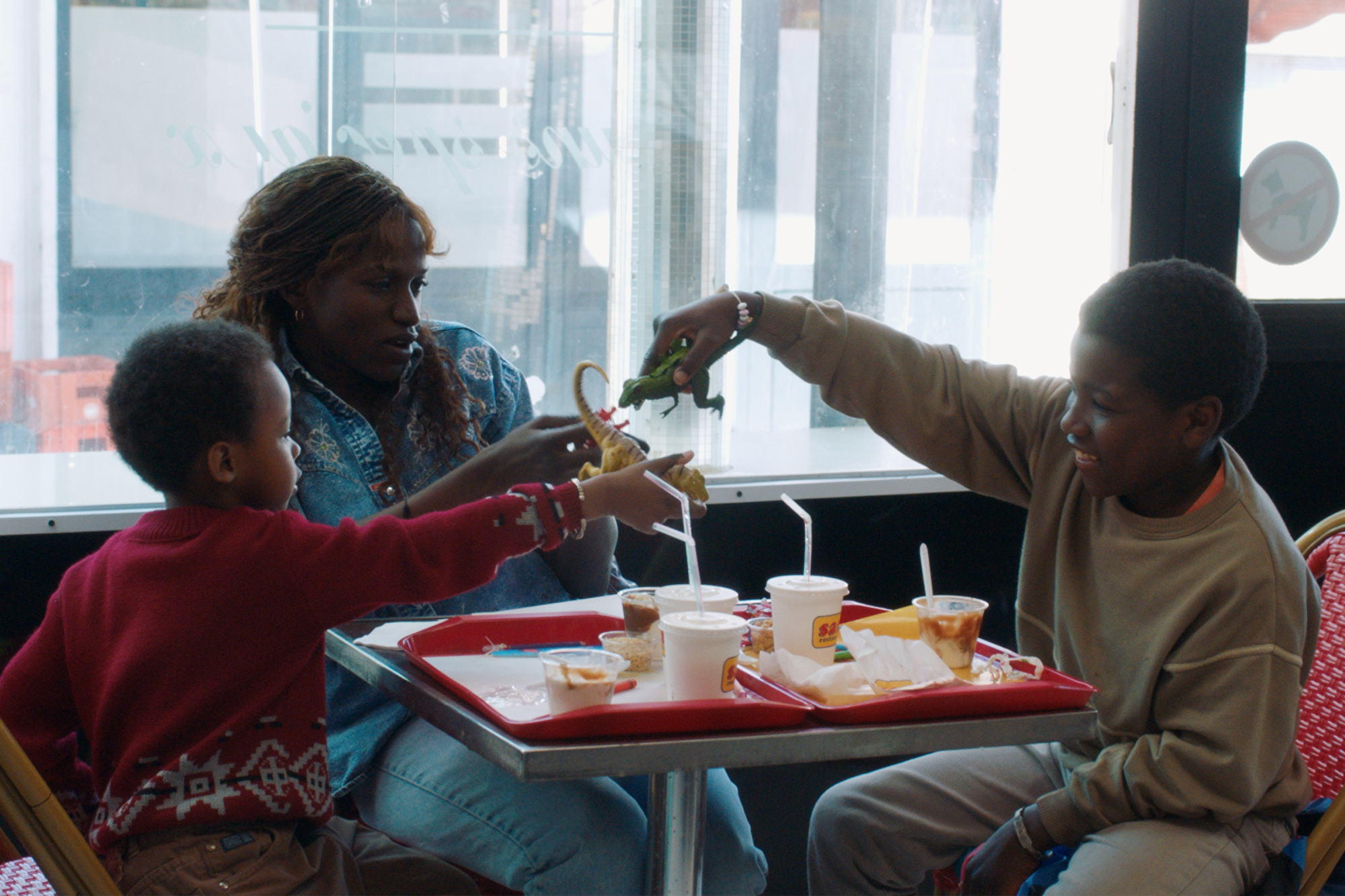 《玫瑰母親》描述單親媽媽帶著兩個孩子移民討生活的故事。(東昊提供)