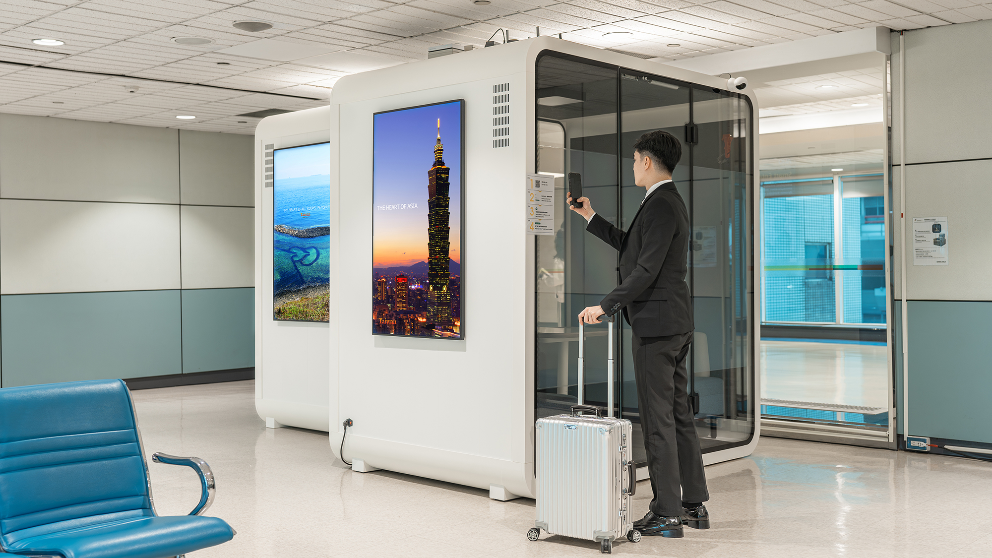 達擎與秋雨創新子公司廣豐國際媒體合作，在第二航廈候機室設置兩座智慧行動辦公艙，提供商務旅客有效利用等待飛行前的時間，隨時掌握商機。（友達提供）