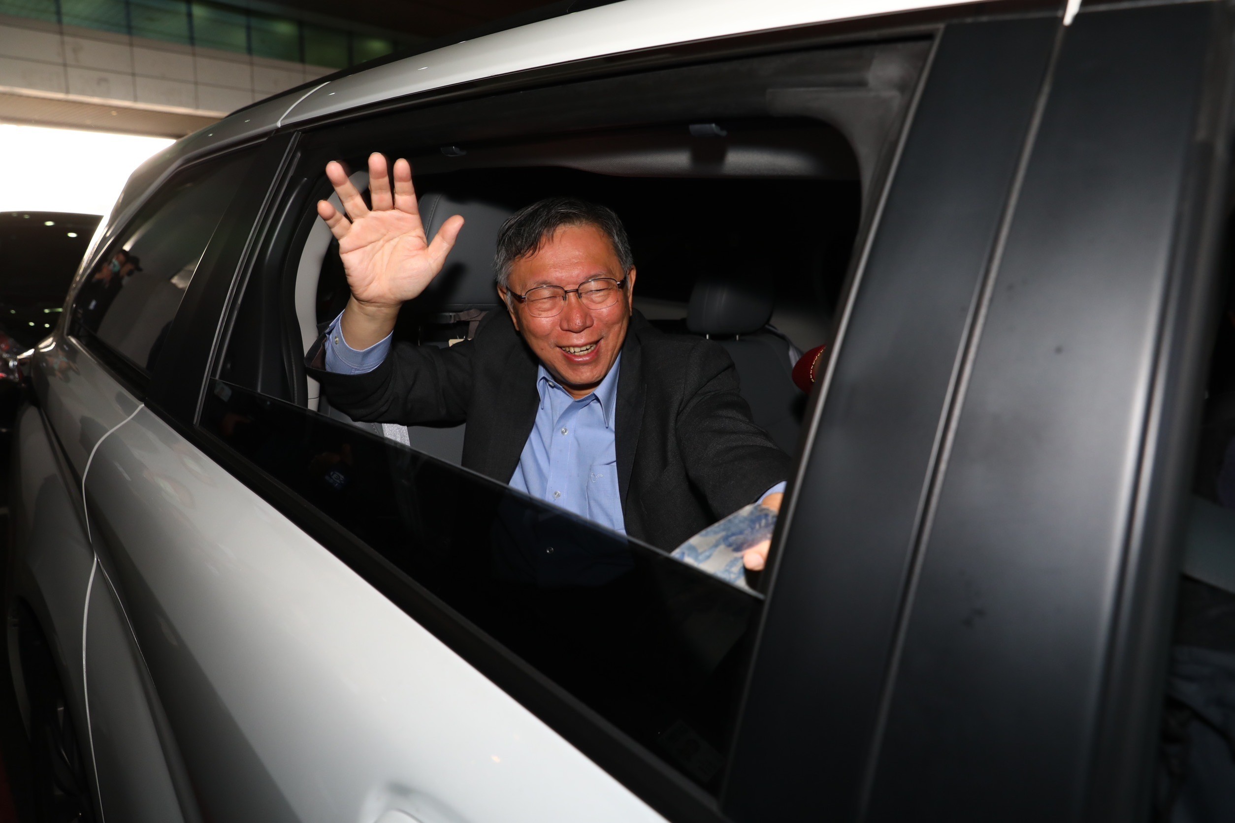 柯文哲今在機場自稱明天就會「處理」領表登記選總統事宜，民眾黨透過聲明澄清，表示他所指的是展開幕僚作業。