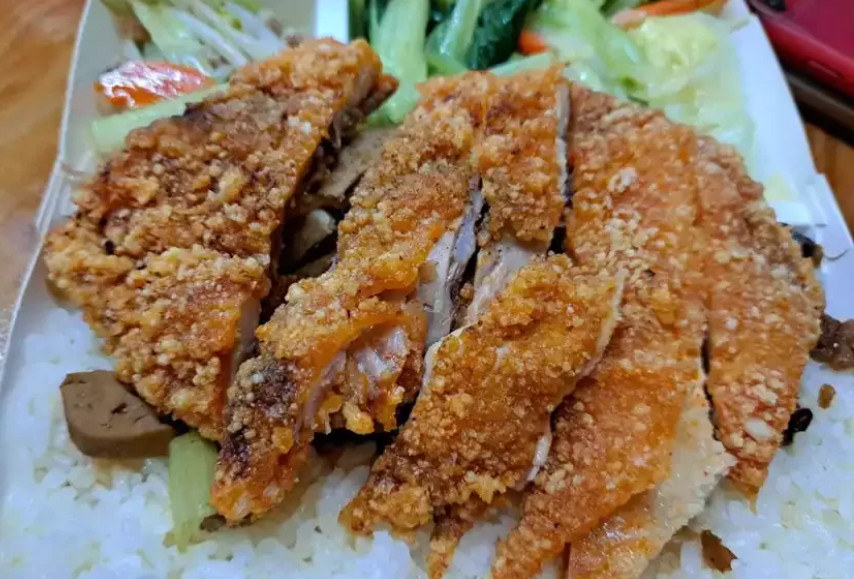 網友爆料高雄旗山某便當店竟然「雞排不要切」要加價20元。（翻攝臉書社團「旗山大小事2.0」）