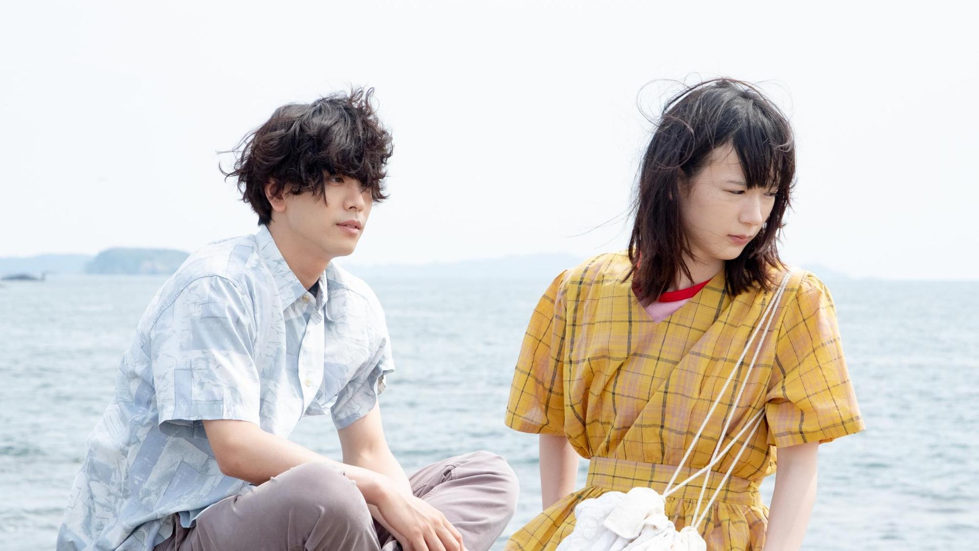 黒羽麻璃央（左）和穗志萌香主演電影《離不開你的依賴》描繪年輕人的「現代病」，喚起觀眾共鳴。（希望行銷提供）