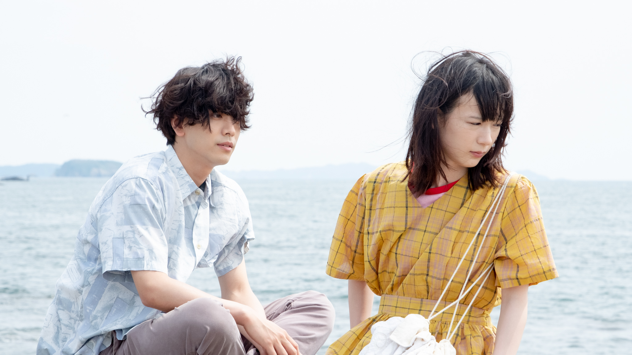 黒羽麻璃央（左）和穗志萌香主演電影《離不開你的依賴》描繪年輕人的「現代病」，喚起觀眾共鳴。（希望行銷提供）