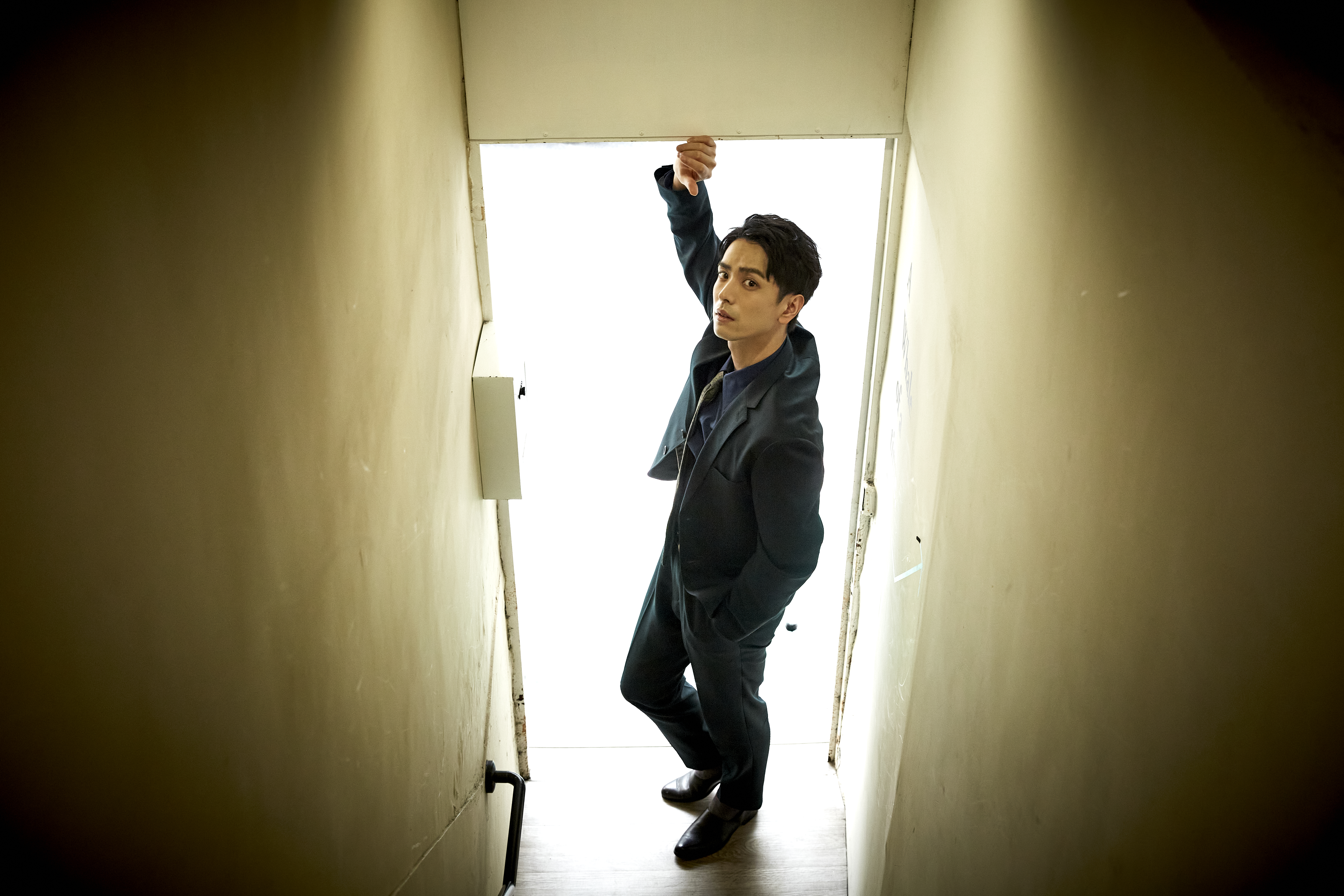 黒羽麻璃央演出過許多舞台劇作品，他認為拍電影更需要瞬間的爆發力，謙虛表示自己仍在摸索中。