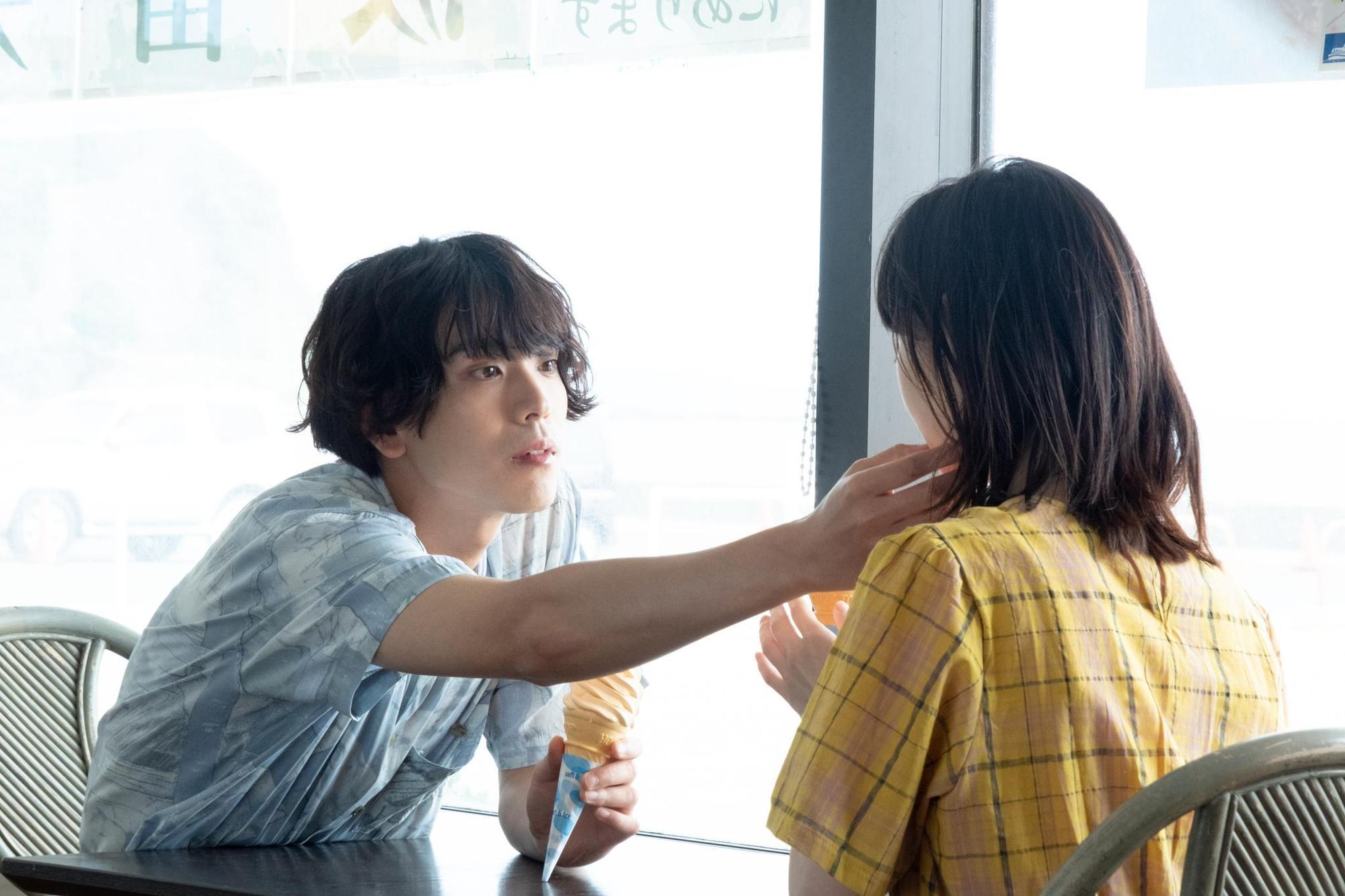 黑羽飾演的修一(左)十分呵護女友莉奈,對女友的各種行為也百般包容。(希望行銷提供)