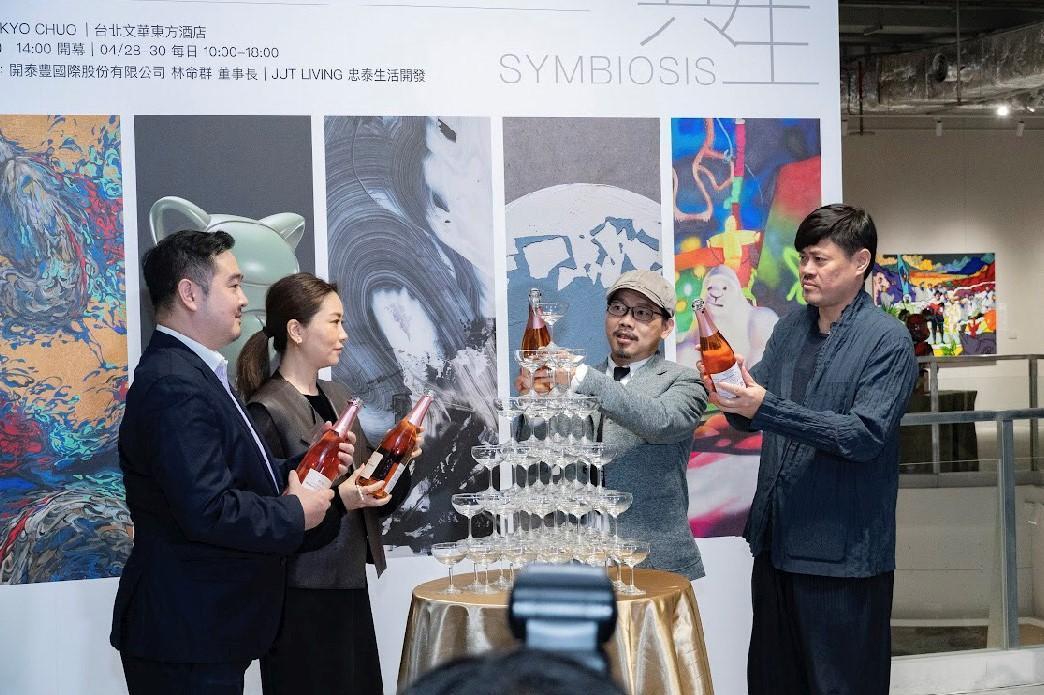 方文山代表台灣4位藝術家與台日主辦人共同揭開展拍會序幕。(東京中央沐春堂提供)