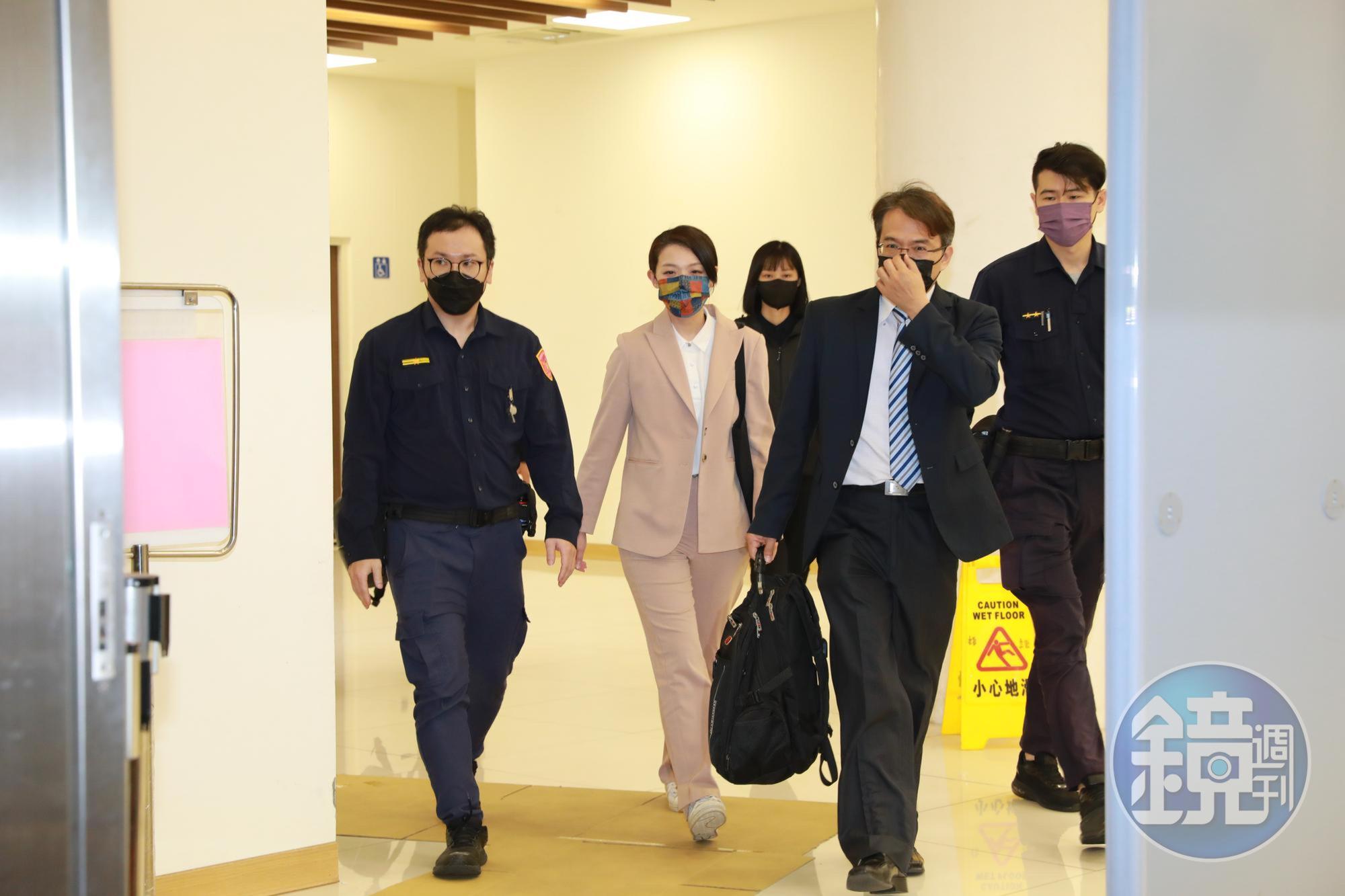 北檢再度約談高虹安,她身穿一席粉紅色套裝,訊後離開北檢,僅表示謝謝即離去,並未對案情表示意見。
