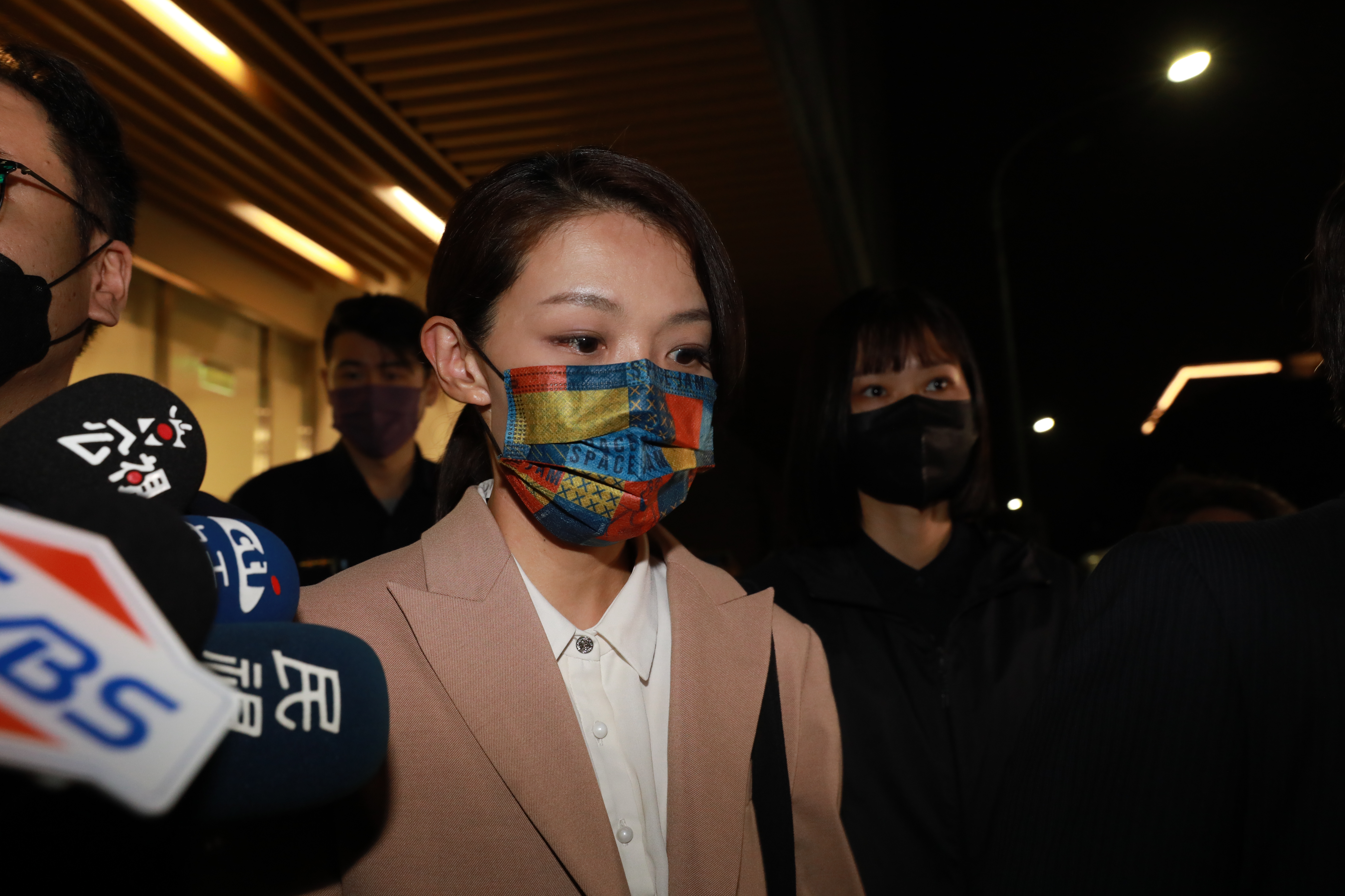 北檢再度約談高虹安，她身穿一席粉紅色套裝，訊後離開北檢，僅表示謝謝即離去，並未對案情表示意見。