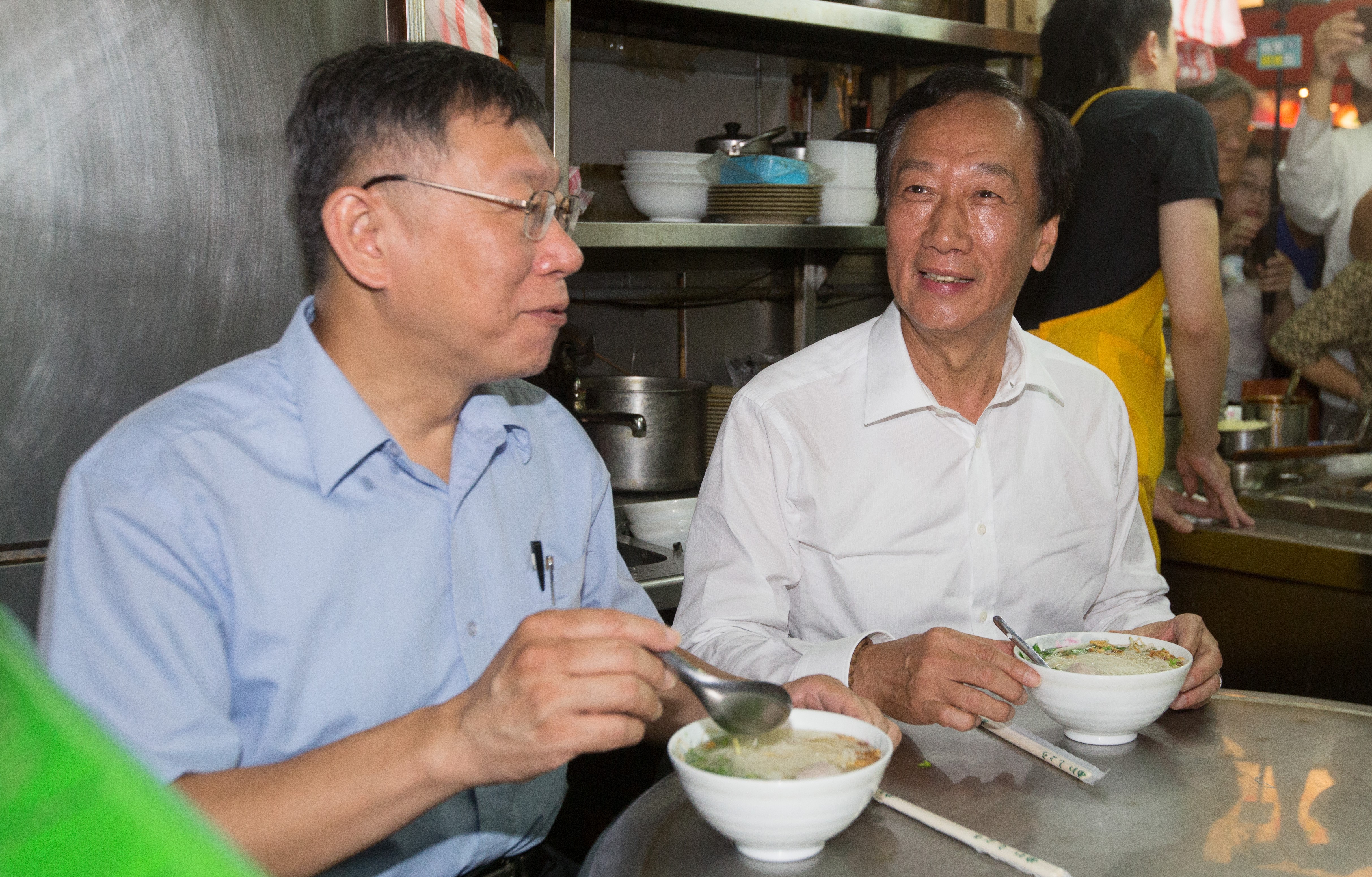 柯文哲（左）稱要組聯合政府，郭台銘（右）笑說他一定沒睡飽就受訪。（本刊資料照）