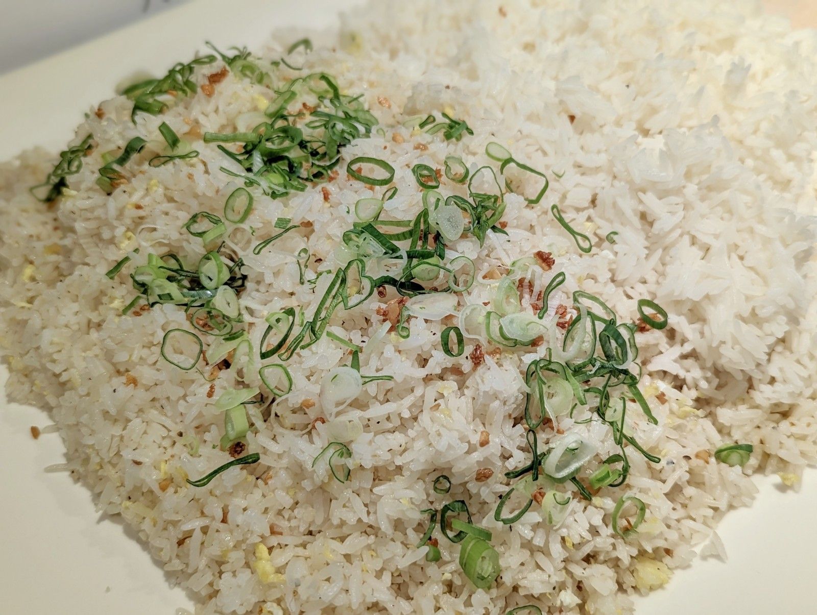 菲律賓料理大多香料多、口味重,搭配道地的大蒜飯也非常適合。