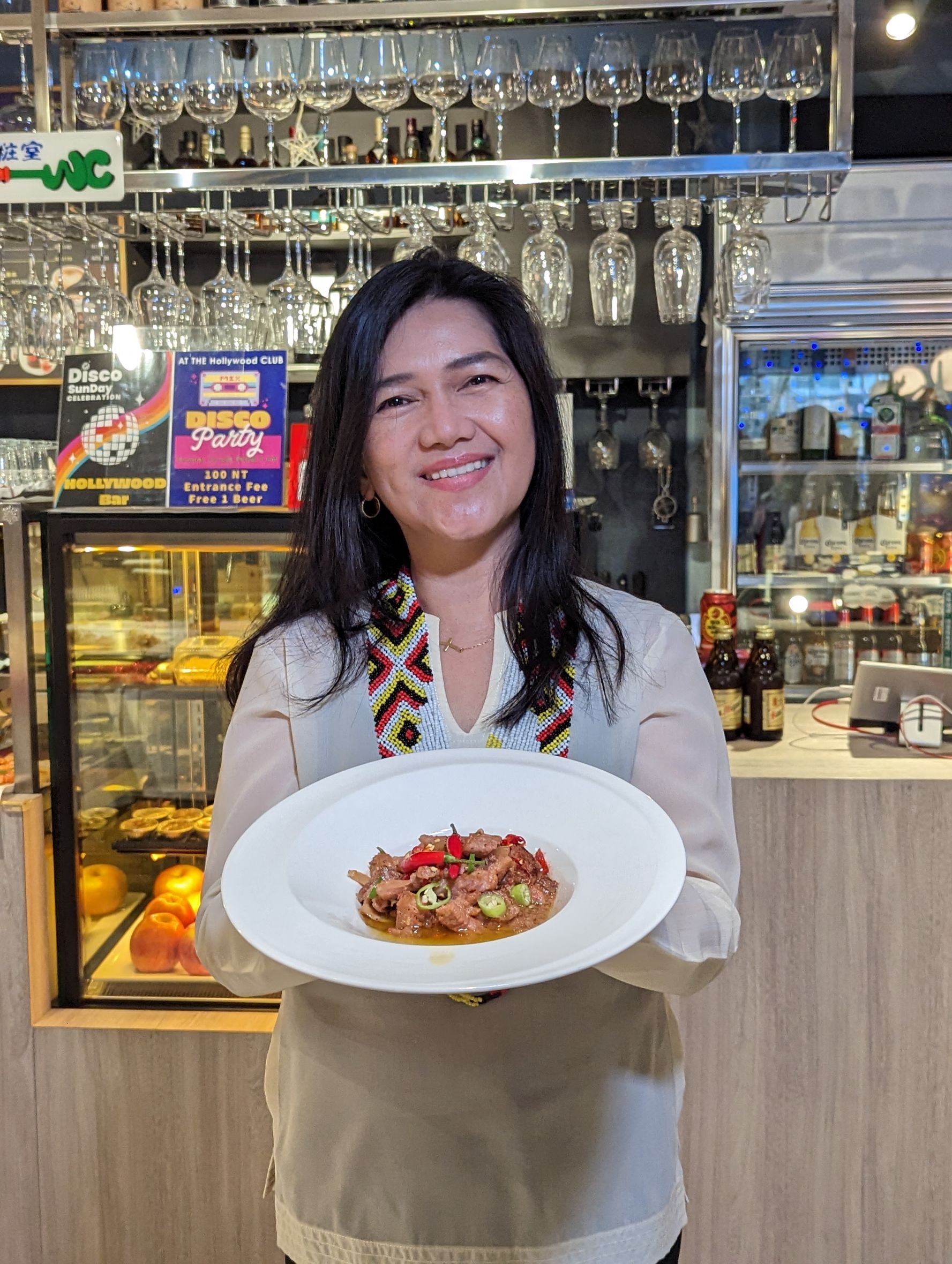菲律賓觀光部台灣分處處長海瑟(Hazel Habito Javier)推廣菲律賓美食不遺餘力。