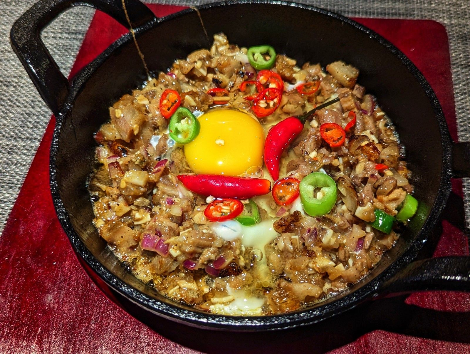 菲律賓傳統美食「Sisig鐵板豬頭肉」非常下飯。