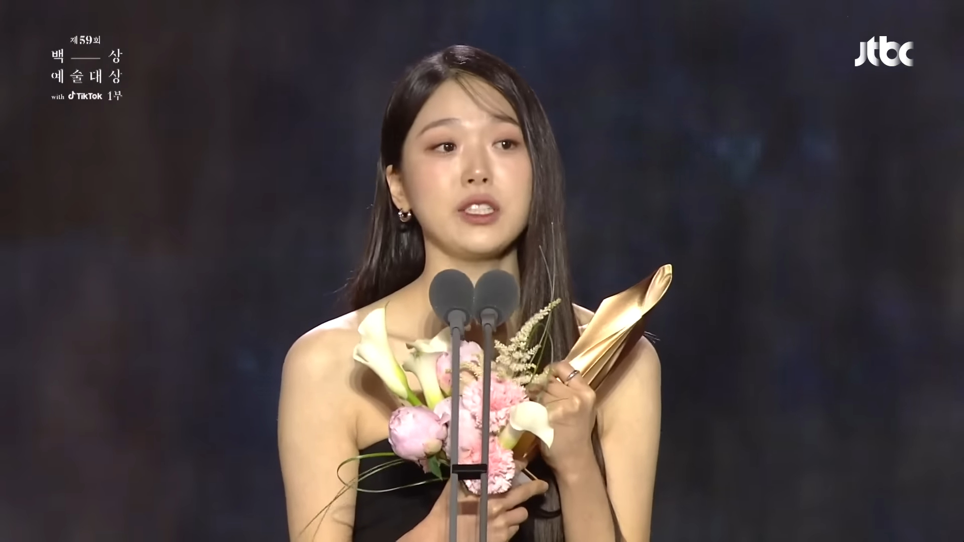 金施恩以電影《陰影下的她》榮獲百想藝術大獎電影類最佳女新人。（翻攝自JTBC）