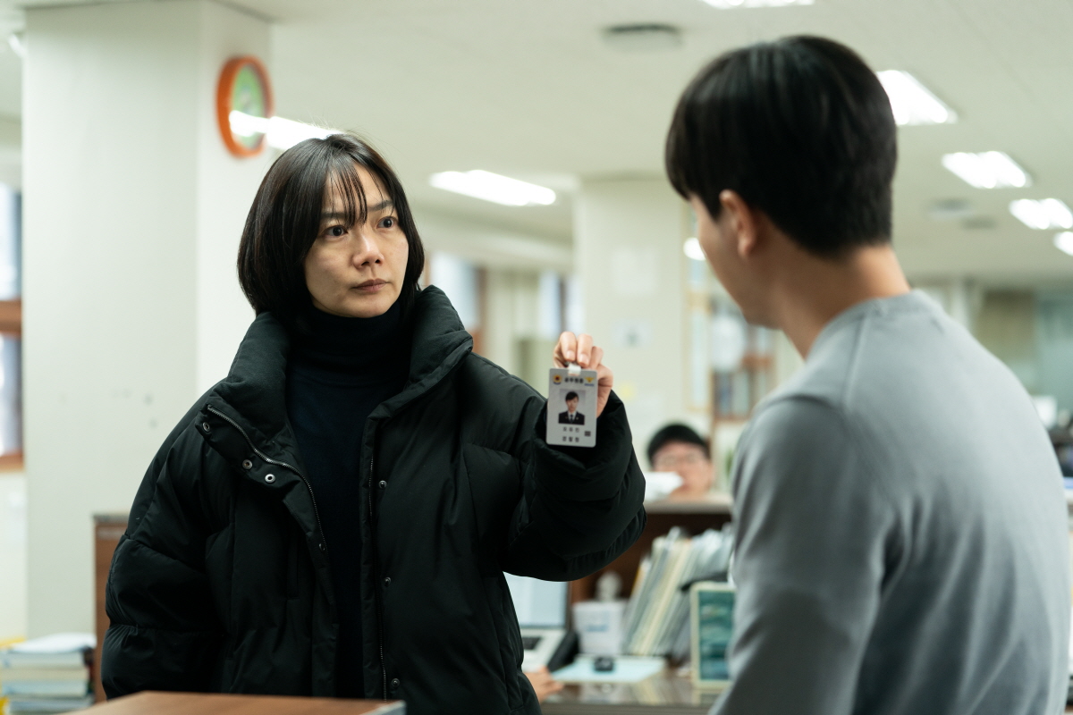 裴斗娜(左)在片中飾演追查素熙自殺真相的女警。(翻攝自Daum Movie)