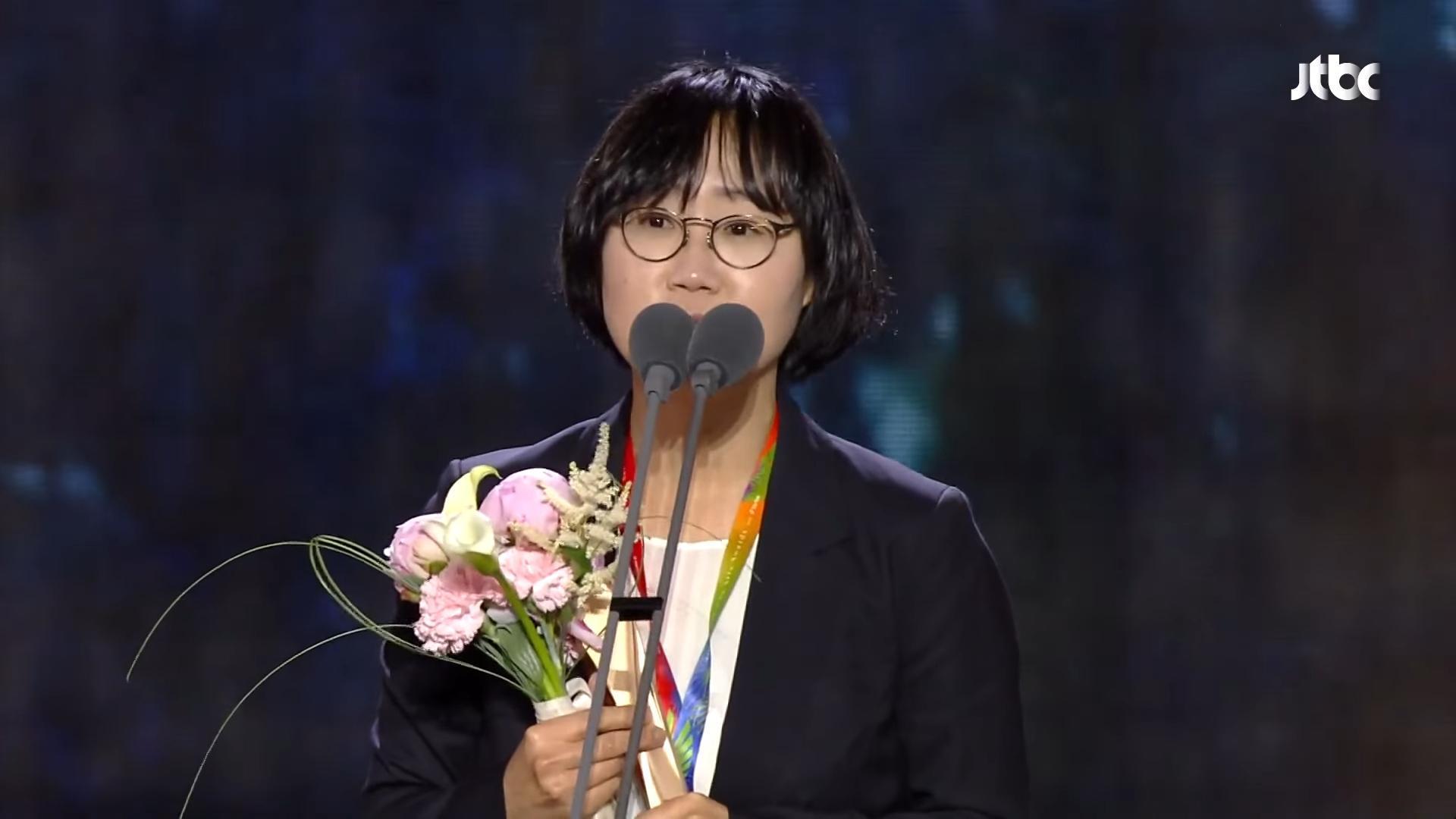 導演丁朱里非常感謝裴斗娜願意加入《陰影下的她》卡司陣容，讓故事被更多人看見。（翻攝自JTBC）