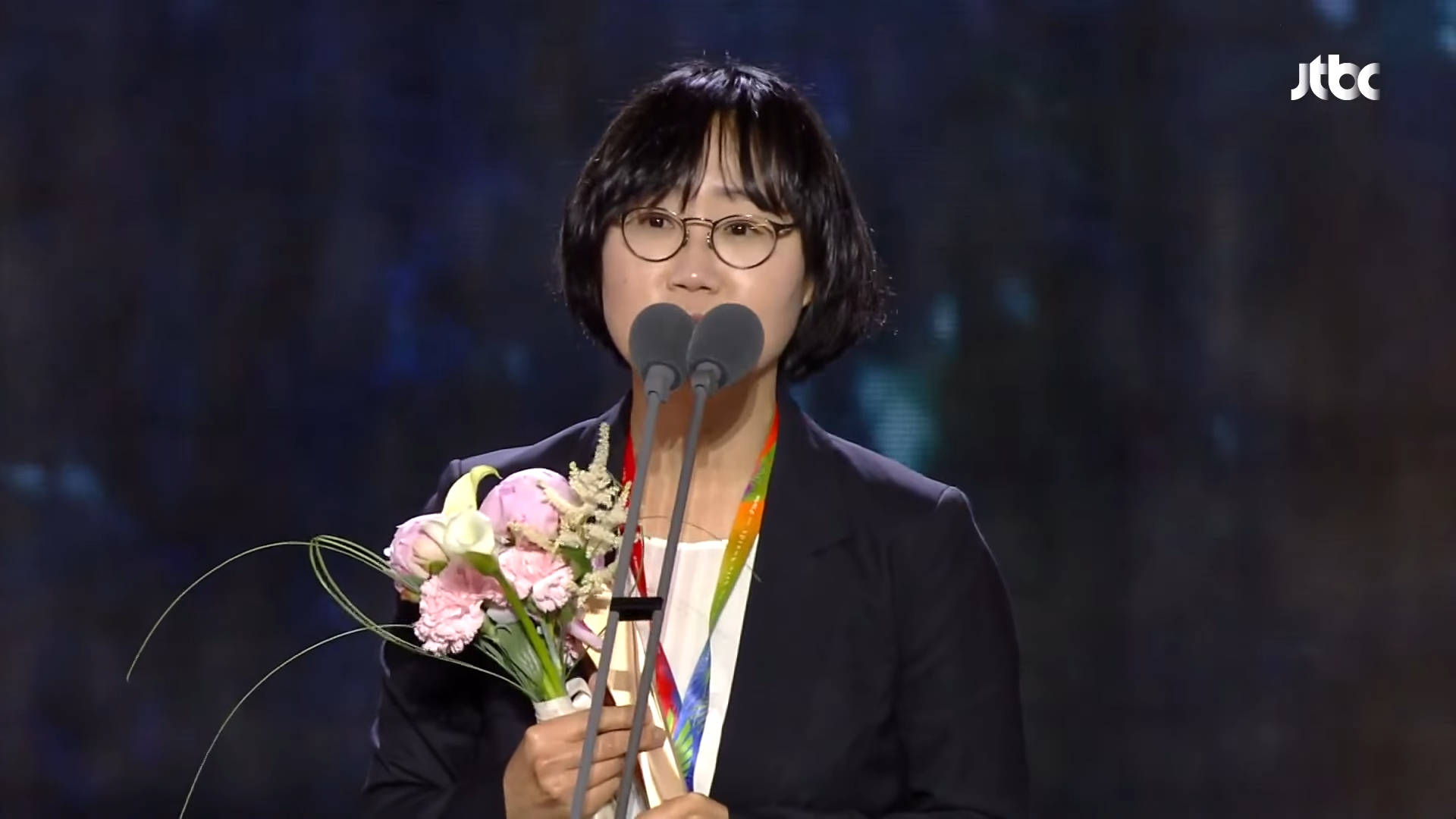 導演丁朱里非常感謝裴斗娜願意加入《陰影下的她》卡司陣容,讓故事被更多人看見。(翻攝自JTBC)