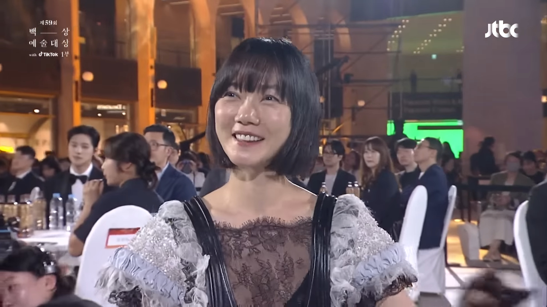 裴斗娜在台下看著獲獎的金施恩,露出滿足的笑容。(翻攝自JTBC)