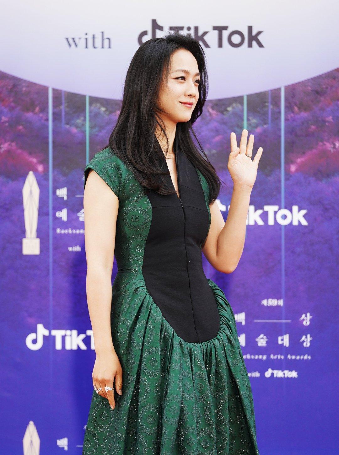 湯唯以《分手的決心》獲得第二座百想最佳女主角獎座。(翻攝TikTok推特)