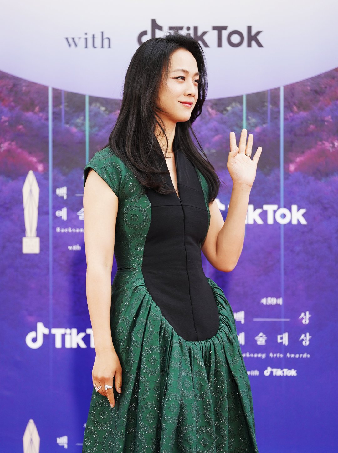 湯唯以《分手的決心》獲得第二座百想最佳女主角獎座。（翻攝TikTok推特）