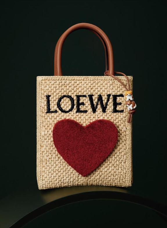 編織大紅愛心酒椰葉纖維托特包。NT$53,000(LOEWE提供)