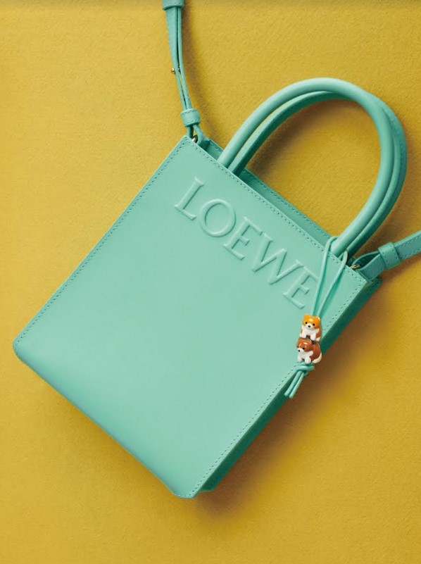 情人節限定薄荷綠皮革托特包。NT$64,000(LOEWE提供)