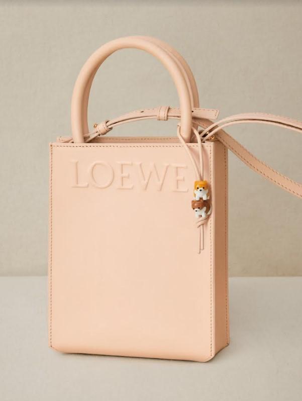 情人節限定淺桃色皮革托特包。NT$64,000(LOEWE提供)