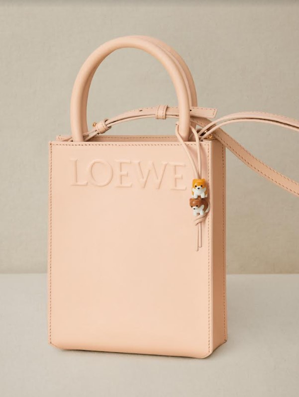 情人節限定淺桃色皮革托特包。NT$64,000(LOEWE提供)