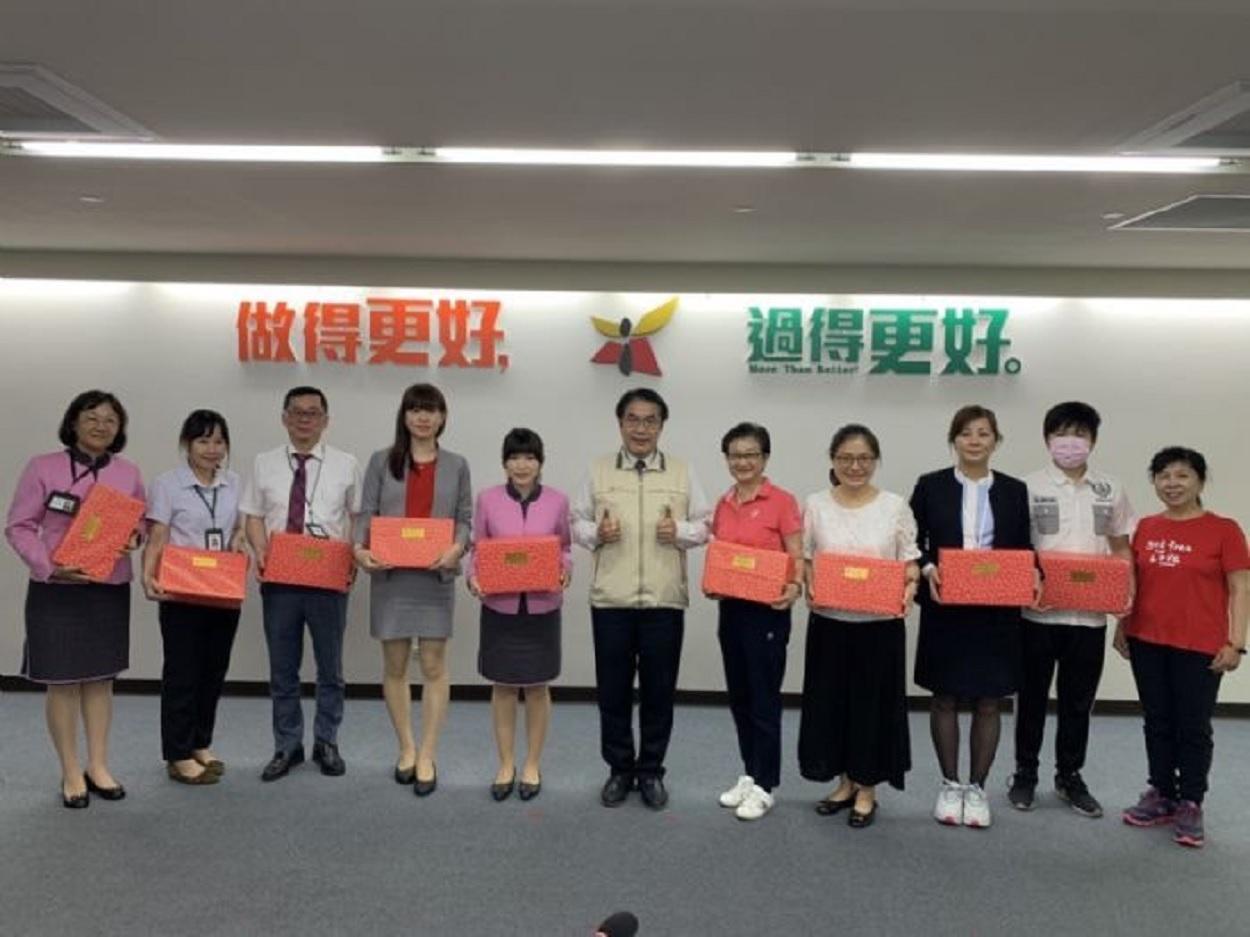 台南市長黃偉哲日前表揚3月份阻詐有功的金融機構行員及超商店員。(台南市政府提供)