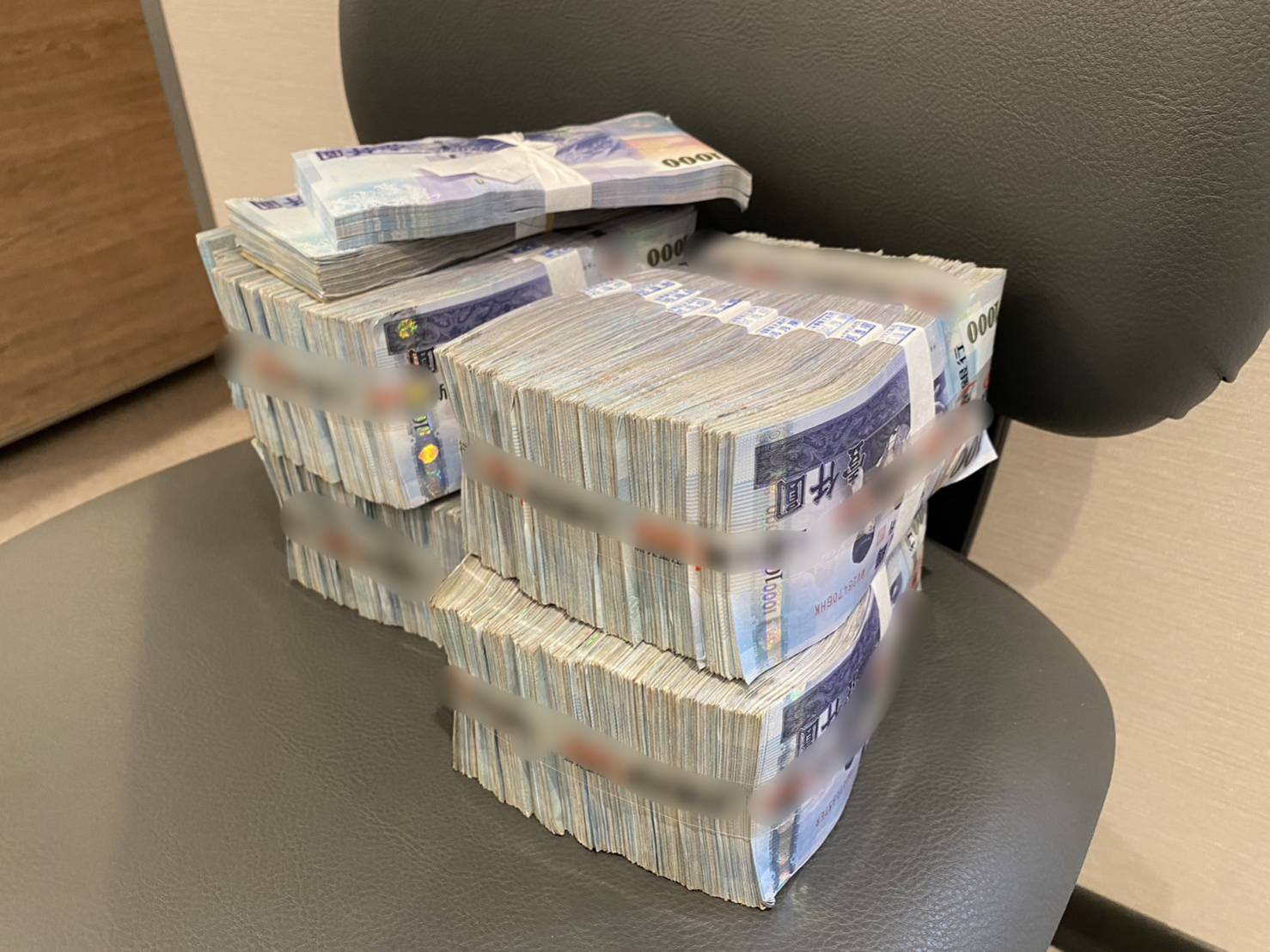 警方商請銀行協助拍攝百萬現鈔照片，取信詐騙集團派車手出面取款。（翻攝畫面）