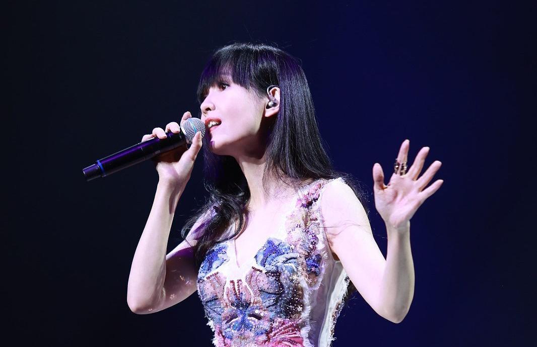 周慧敏本月赴美開唱，表演片段在中國社群瘋傳，唱功遭到網友吐槽。（翻攝自周慧敏 Vivian Chow臉書）