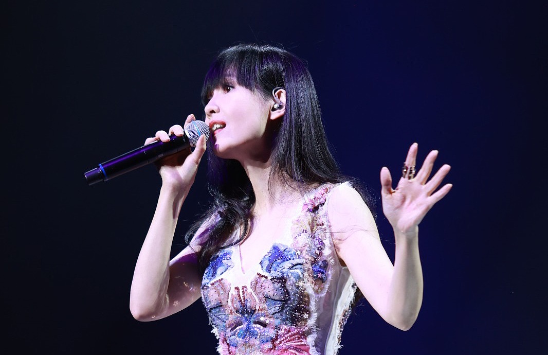 周慧敏本月赴美開唱,表演片段在中國社群瘋傳,唱功遭到網友吐槽。(翻攝自周慧敏 Vivian Chow臉書)