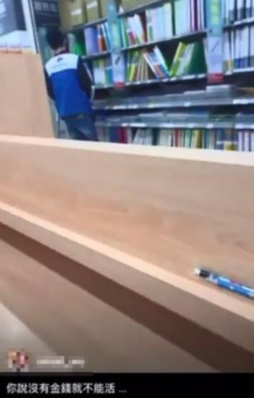 偷喝蜜豆奶的女子還自鳴得意沒被店員發現。（翻攝自Tiktok）
