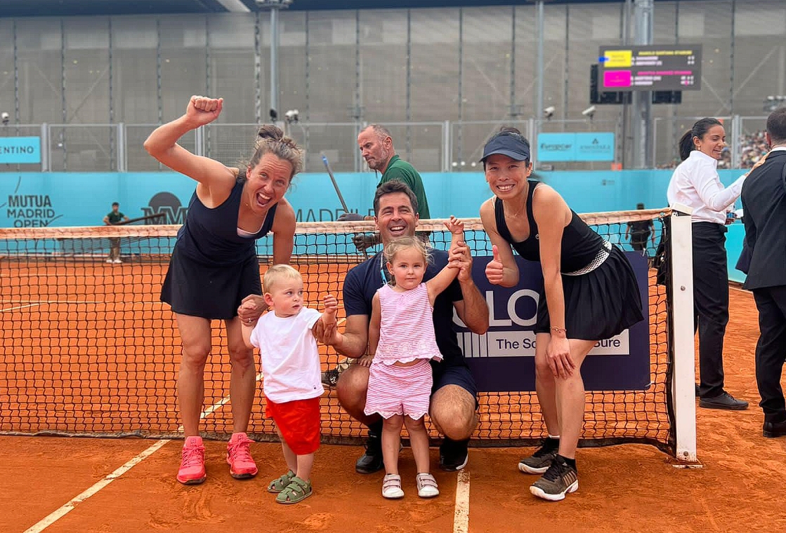 謝淑薇今與捷克搭檔史翠可娃在馬德里網球女雙賽事中擊退詹家姊妹，晉級16強。（翻攝自謝淑薇臉書）