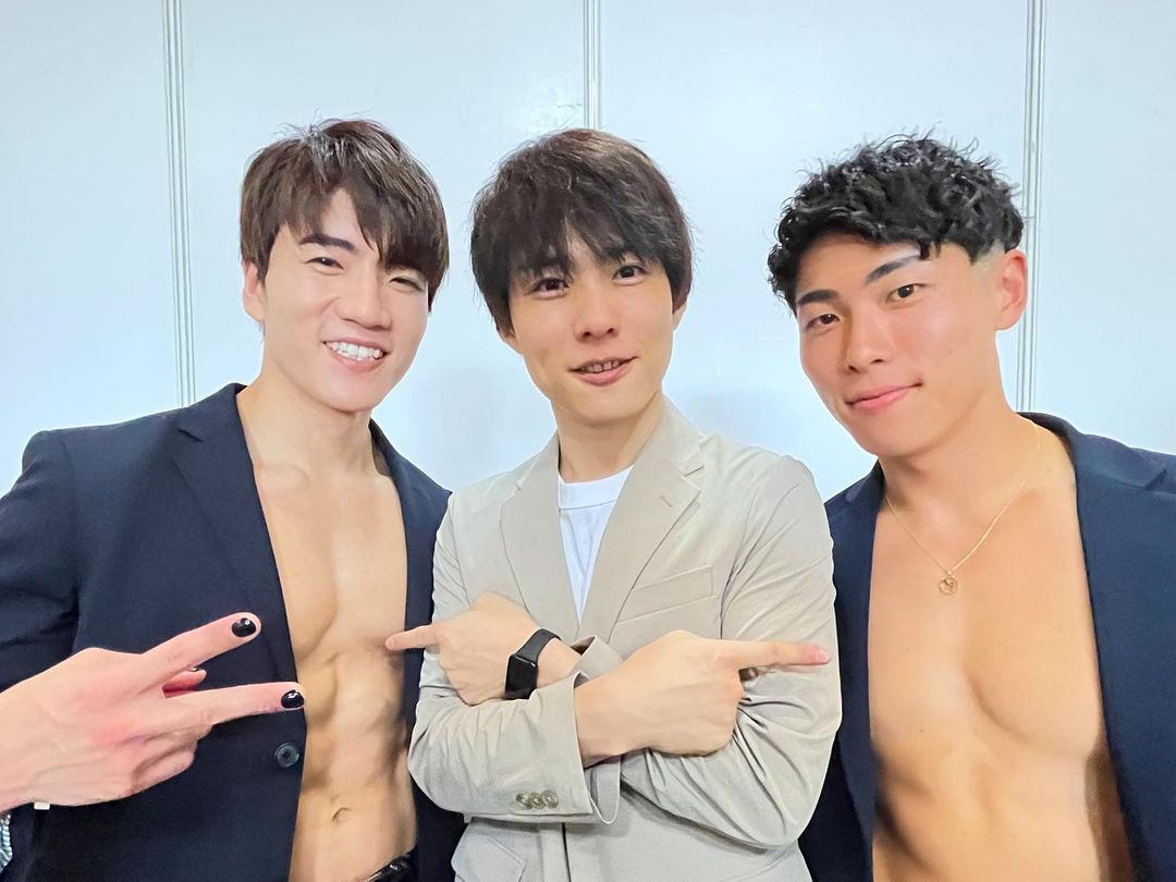 面對比自己年輕、身材好又懂得經營SNS的AV男優後輩們,鈴木一徹謙虛地說自己也要向他們學習。(翻攝鈴木一徹IG)
