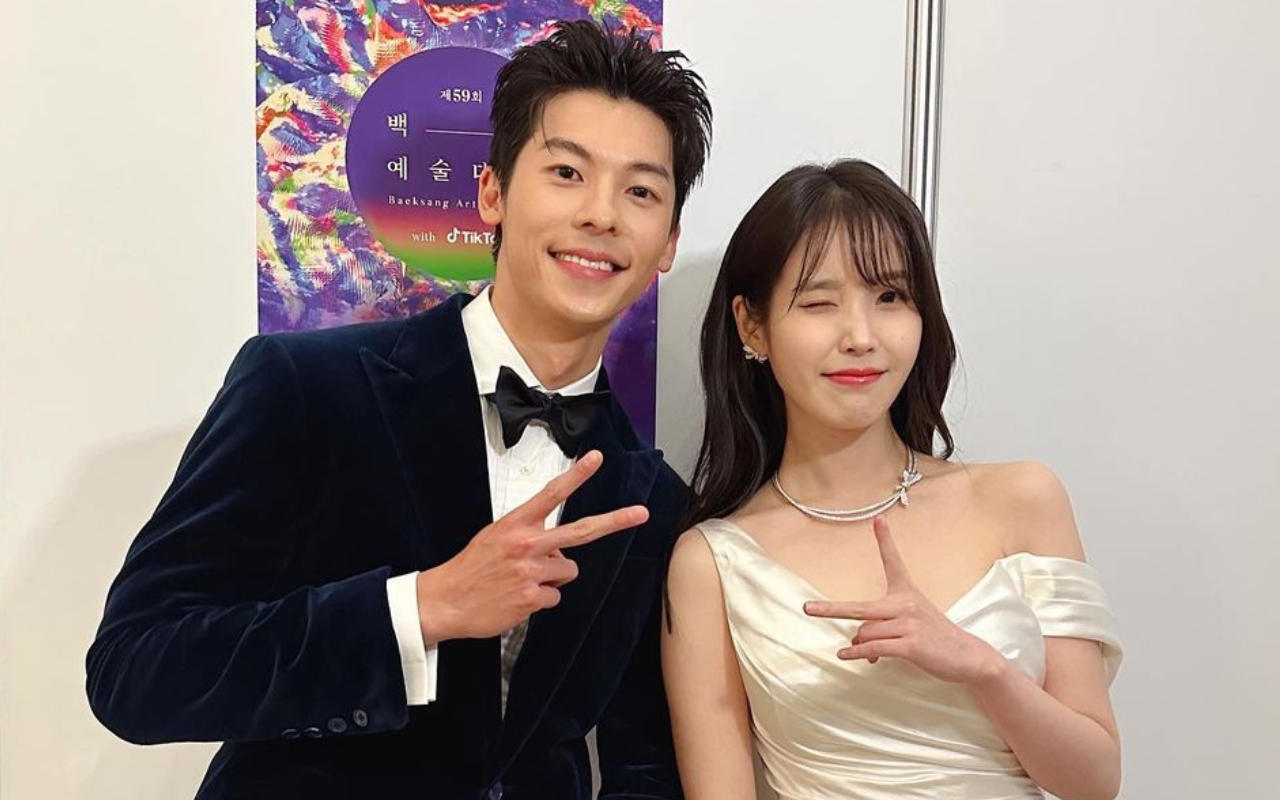 許光漢（左）參加百想藝術大賞，如願與偶像IU（右）合照。（翻攝自許光漢IG）