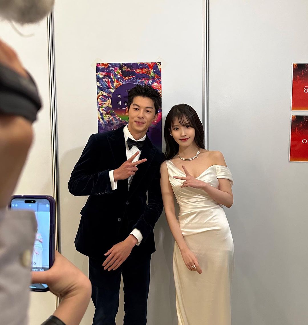 IU（右）分享百想大賞照，唯一合照就是和許光漢（左）。（翻攝自IU IG）