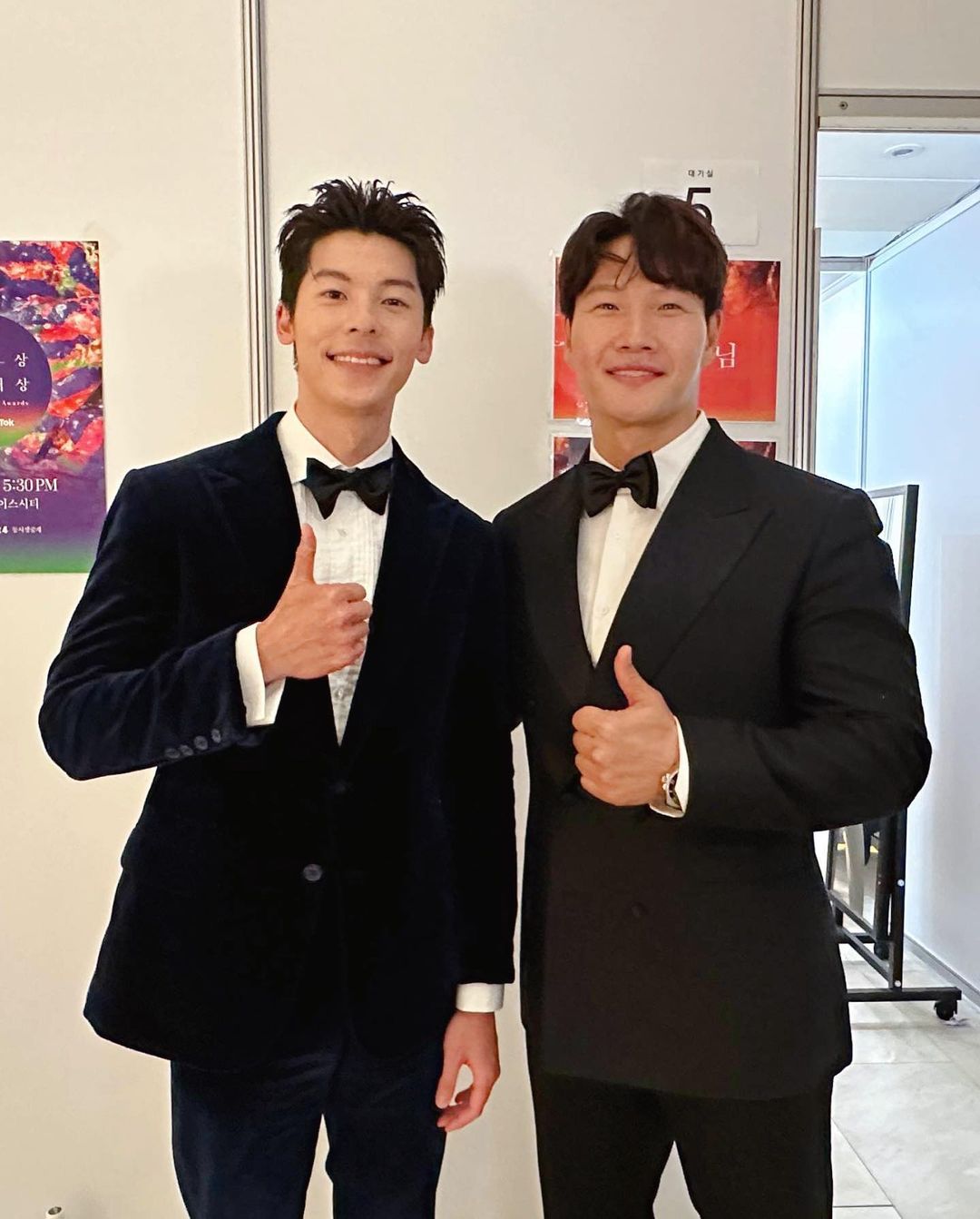 許光漢（左）與《Running Man》成員金鍾國（右）同框合影。（翻攝自許光漢IG）