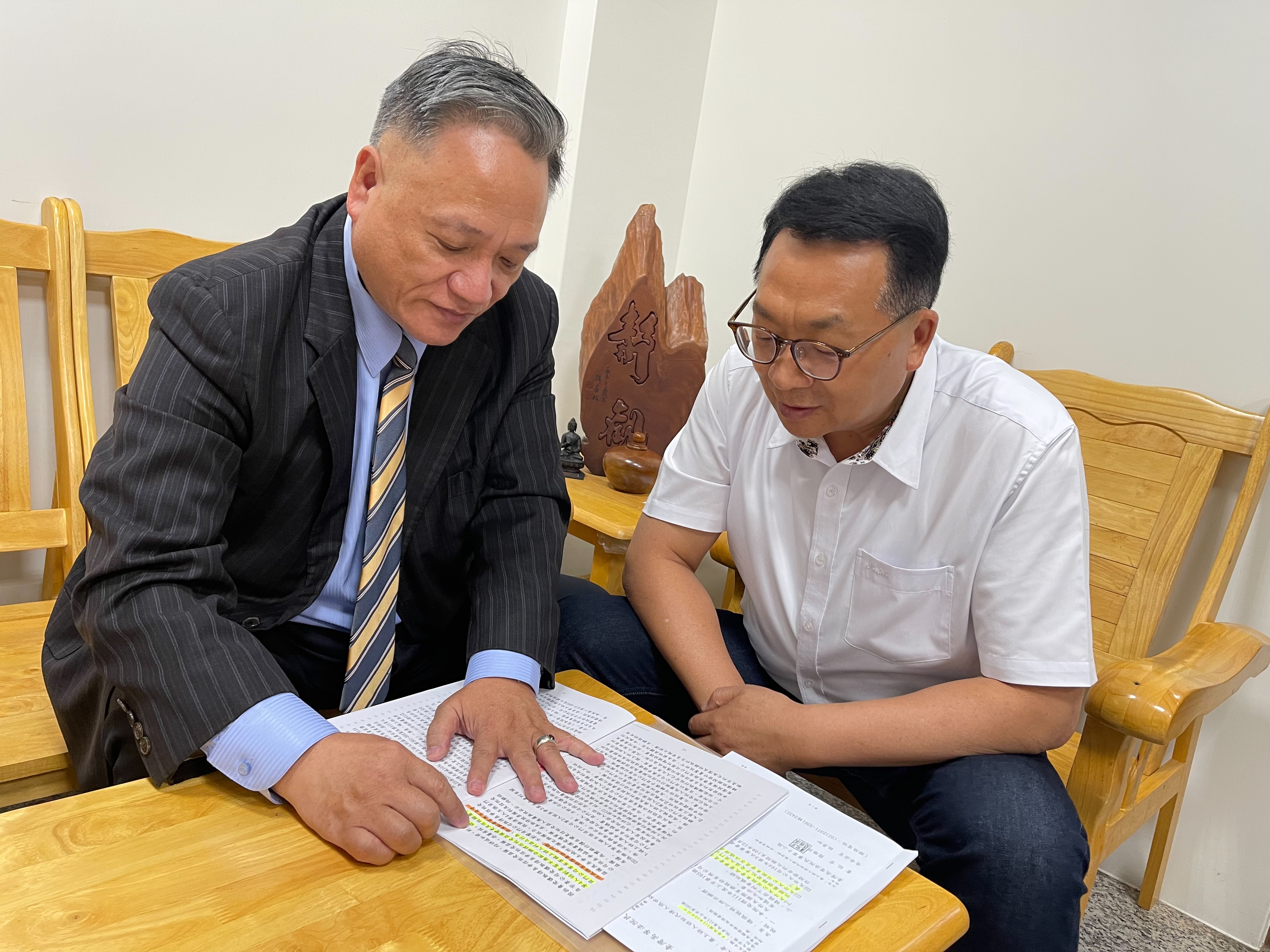 立委陳歐珀（右）日前接受張世鈺（左）陳情，希望爭議雙方儘速坐下來談和解。